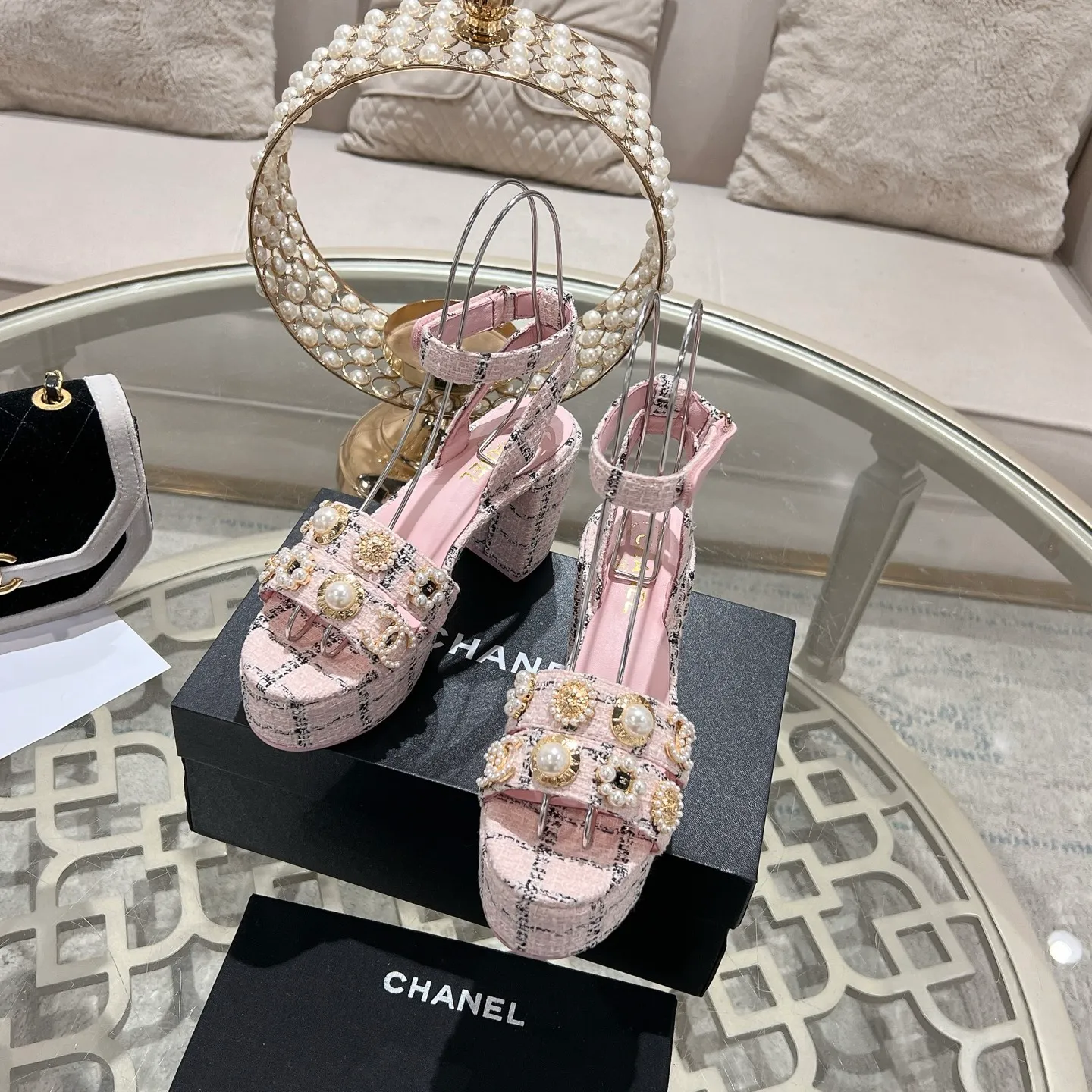 👟👟Ex-factory price 580👟👟 𝐂𝐇𝐀𝐍𝐄𝐋 | Xiaoxiang 25𝐬𝐬Spring and summer new products Counter classic catwalk models New series of high-heeled and waterproof platform sandals〰 A must-have in the fashion circle, the combination will interpret the meticulous, minimalist and classic elements that will never fade away It shows a unique dressing style that is too beautiful to say. A must-have for summer... Upper: Highly customized original specific fabrics. Lining: imported sheepskin lining. Outsole: original molded non-slip outsole. Heel height: 12cm. Waterproof platform: 2.5cm. Size: 35-39 (40.41.42 customization is not returnable)